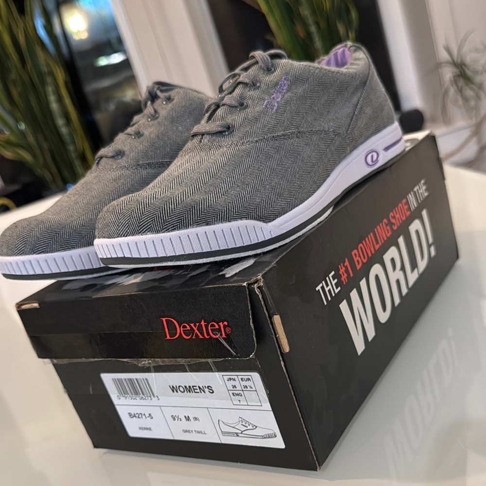 Dexter Women’s Bowling Sneakers - sizes 9.5